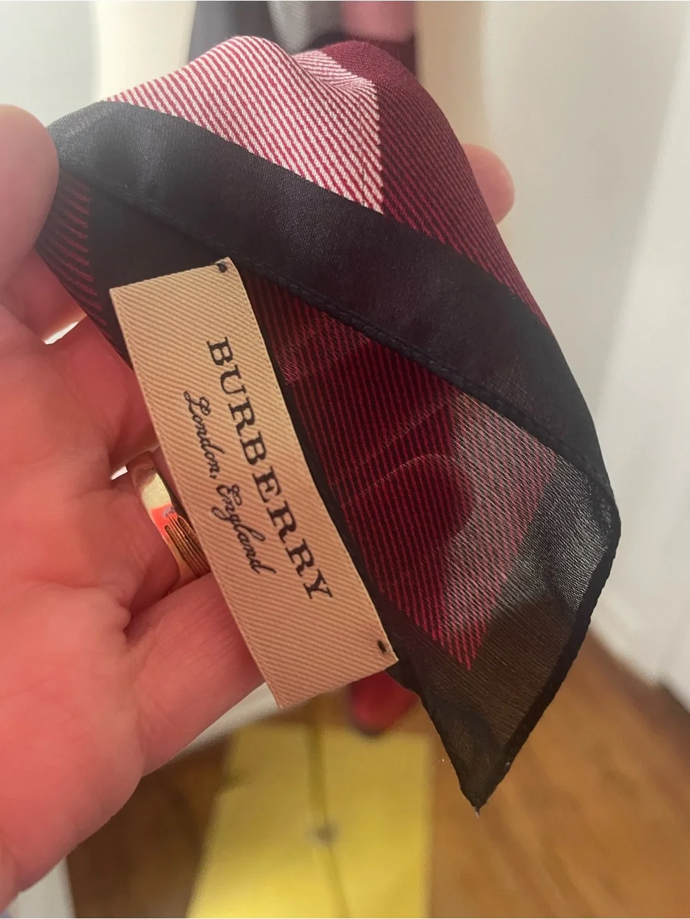 Authentic Burberry Plaid Mega check Lightweight Women's Scarf - Picture 2 of 13